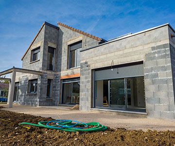 Maçon entrain de réaliser une construction Maçon entrain de réaliser une construction